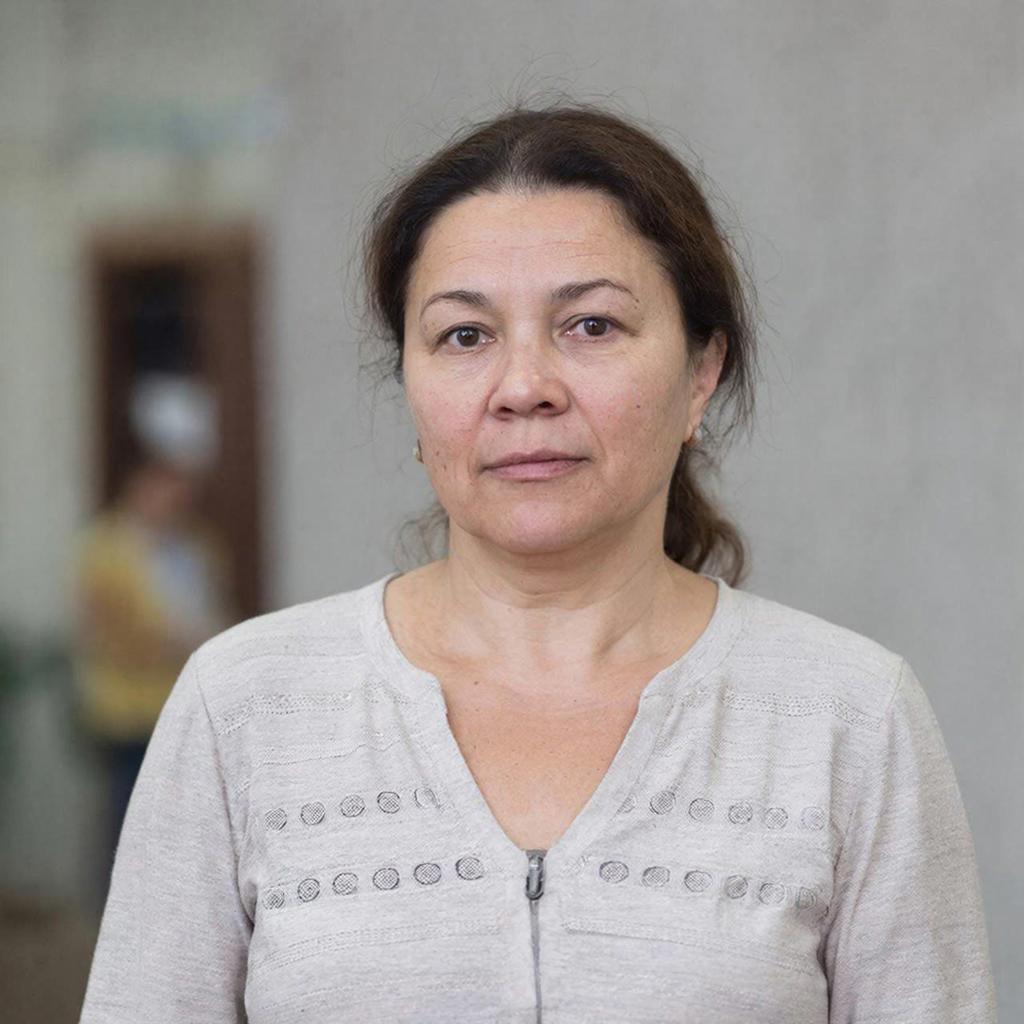 Изображение женщины в светлом свитере 