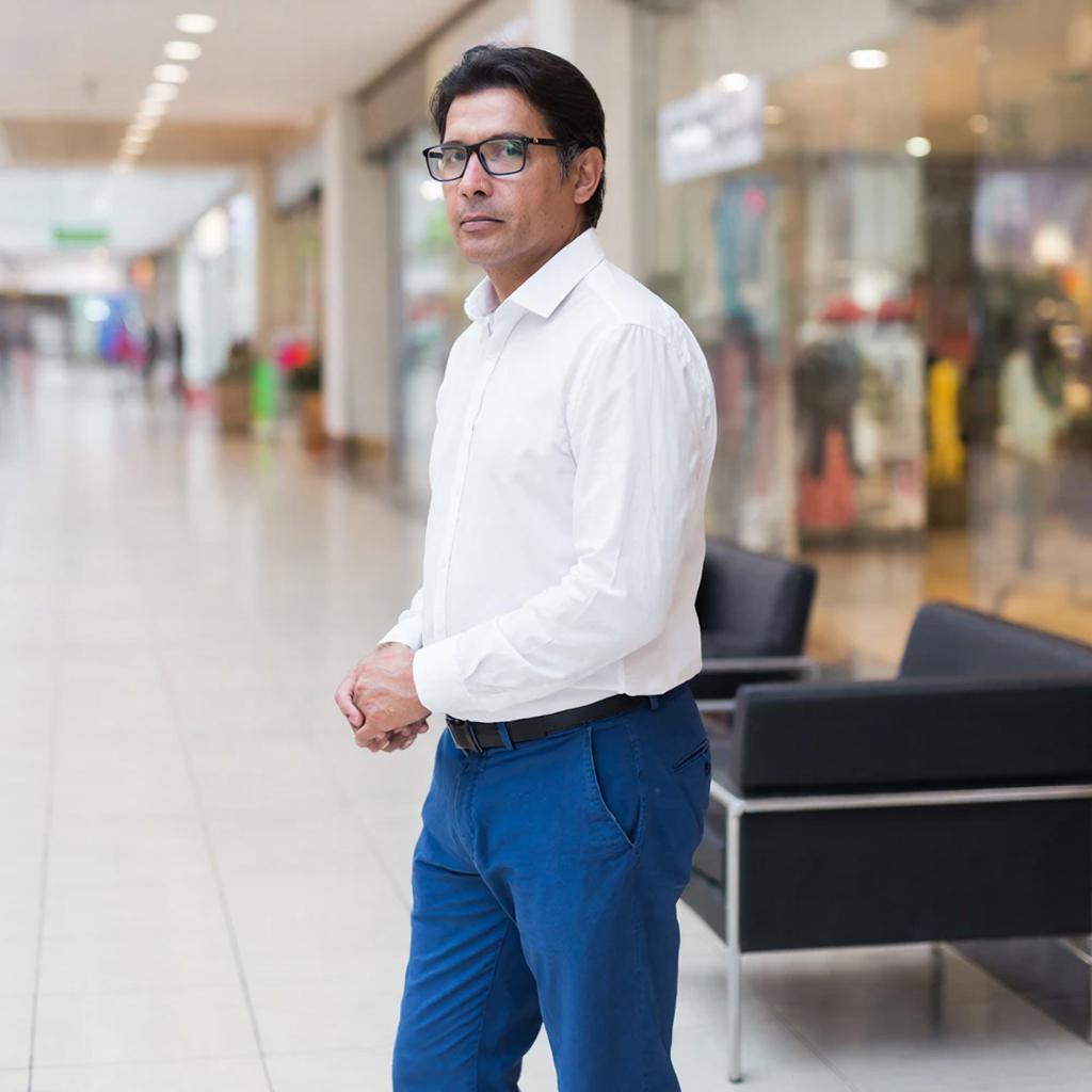 Изображение мужчины в очках и белой рубашке