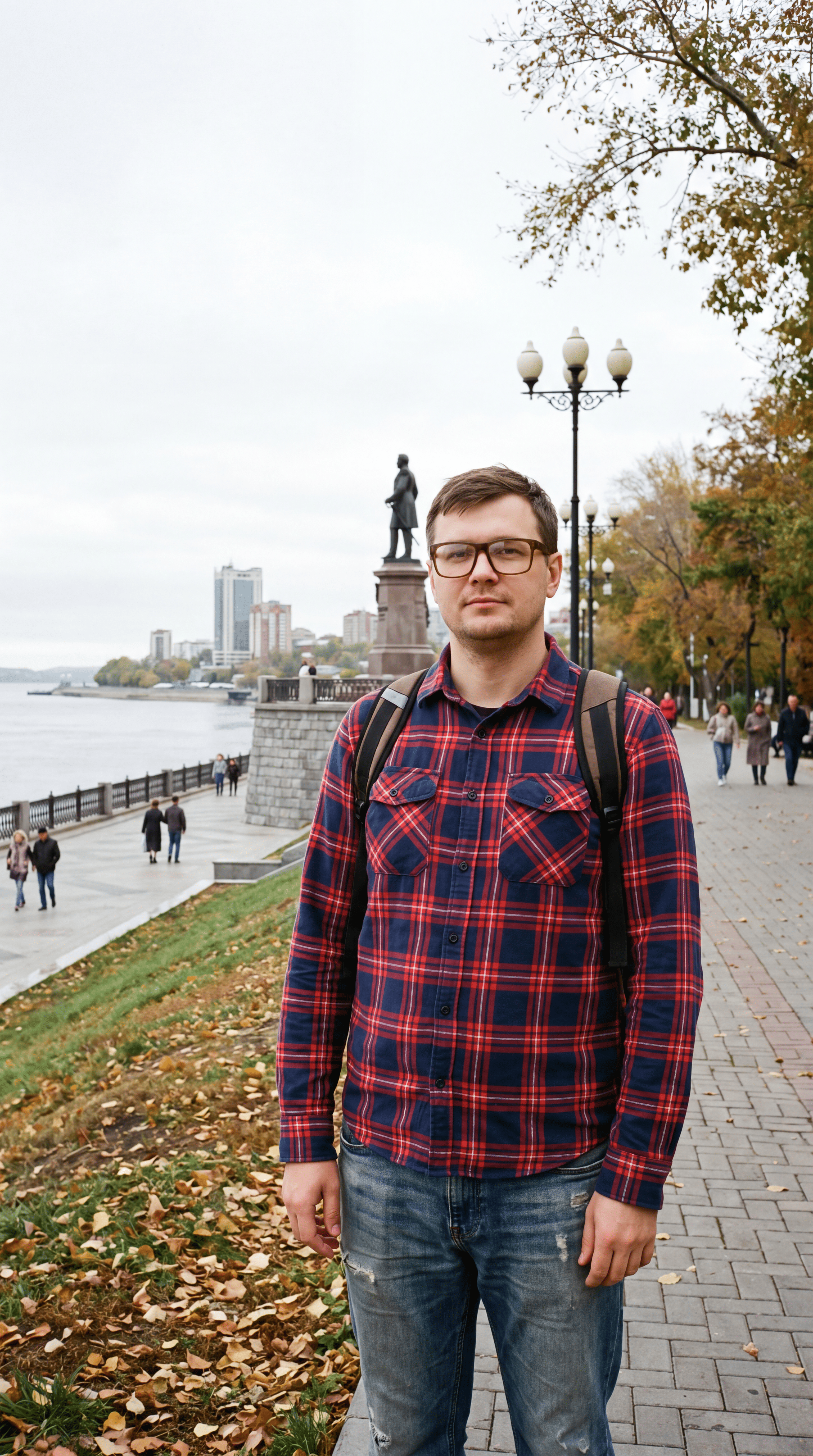 Мужчина в очках и клетчатой рубашке с рюкзаком на набережной — отзыв слушателя курсов по информационной безопасности.